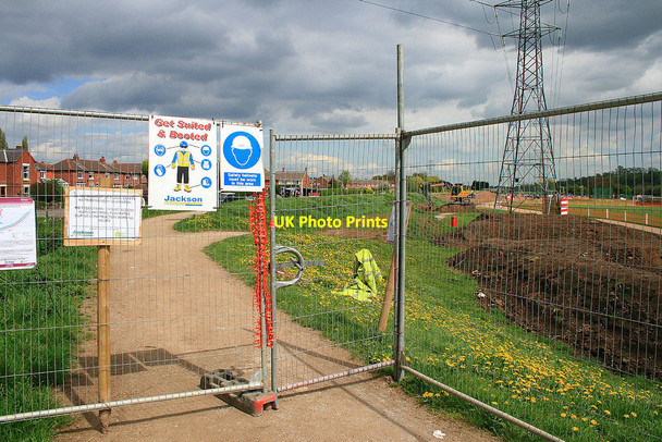Photo 6"x4" Gates across the path Beeston\/SK5236 c2010