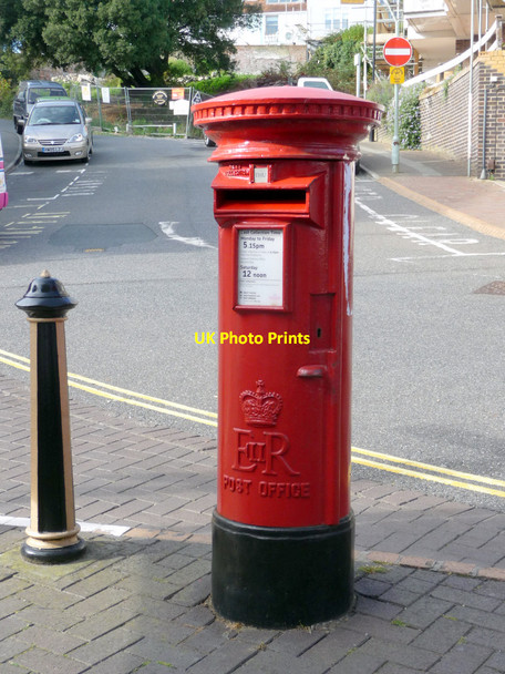 Photo 6"x4" Elizabeth II Pillar Box, Cowes, Isle of Wight Cowes c2009
