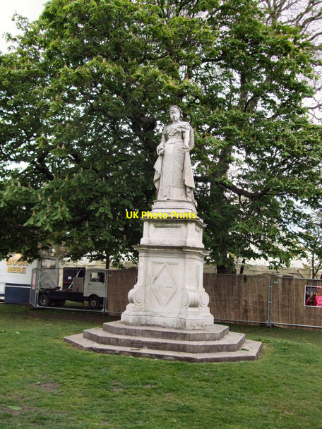 Photo 6"x4" Statue of Queen Victoria Brighton\/TQ3106 c2010