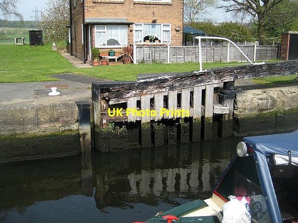 Photo 6"x4" Birkwood lock, intermediate  gates Bottom Boat c2010