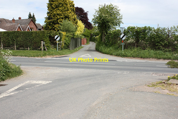 Photo 6"x4" At the crossroads Upper Lyde c2010