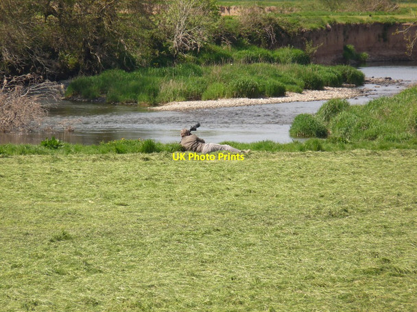 Photo 6"x4" A photographer on the banks of the River Taw by New Bridge Uppacott\/SS5528 c2010