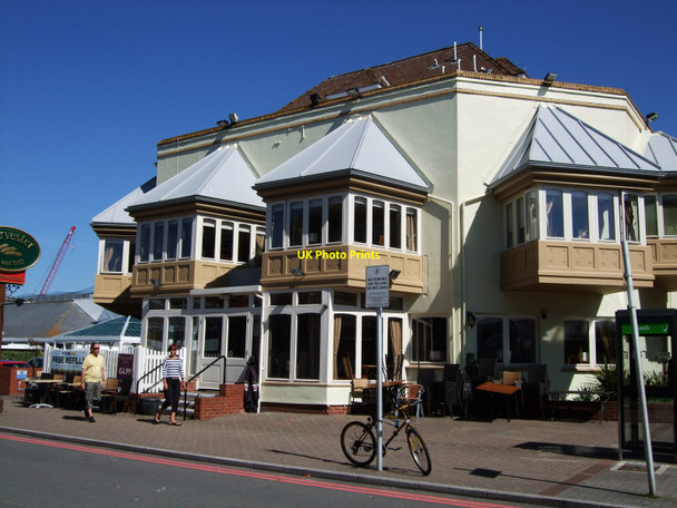 Photo 6"x4" The Katarina Harvester Pub Black Rock\/TQ3303 c2010