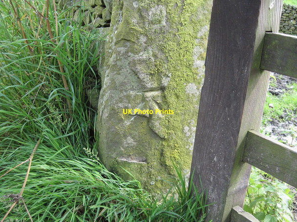 Photo 6"x4" Howgill Lane, gatepost benchmark Sedbergh c2009