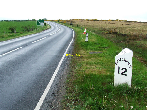 Photo 6"x4" Old Mile Post Scaling c2010