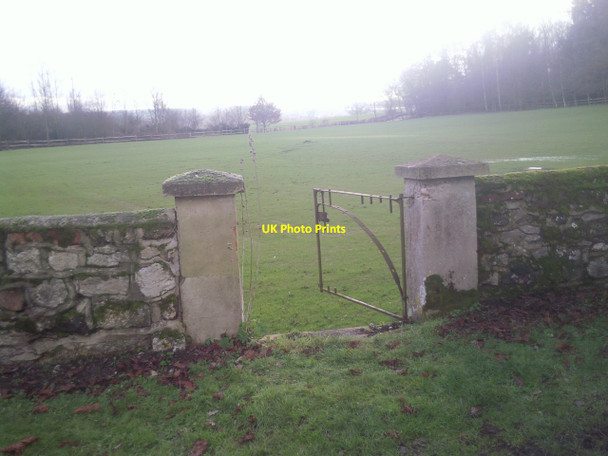 Photo 6"x4" Gate in wintry sunlight at Trottiscliffe Trottiscliffe c2010