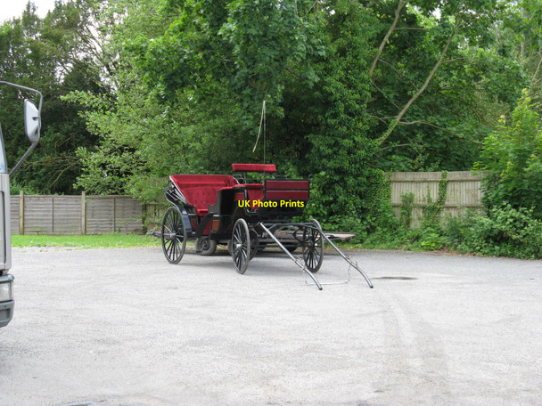 Photo 6"x4" Horseless carriage in the Swan Inn car park Chiddingfold c2010
