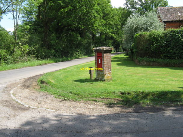 Photo 6"x4" Edwardian postbox at the junction of Hurlands Lane and Knightons lane Dunsfold Common c2010