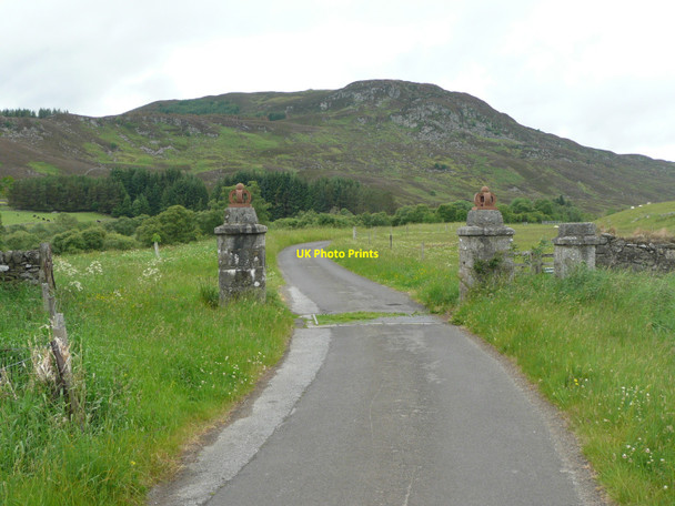 Photo 6"x4" Imposing gateway to Gleann Fearnach Creag na Cuinneige c2010