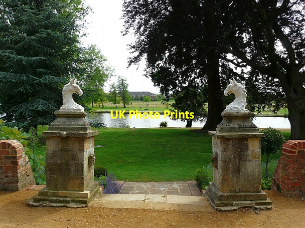 Photo 6"x4" Griffin Plinths Reading c2010