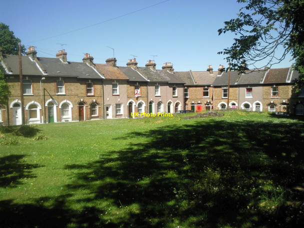 Photo 6"x4" A small green in Gravesend Gravesend\/TQ6574 c2010