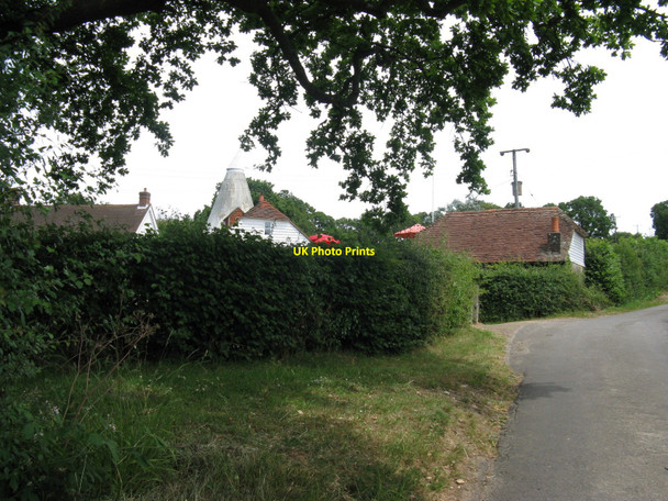 Photo 6"x4" Oast house at Redbridge Farm Crowborough\/TQ5130 c2010