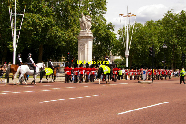 Photo 6"x4" Footguard Soldiers, The Mall Westminster c2010
