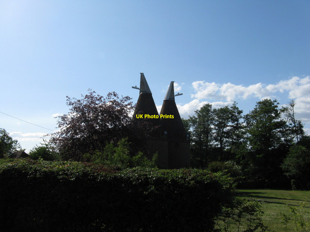 Photo 6"x4" Twin Oast House at Howbourne Burnt Oak\/TQ5127 c2010