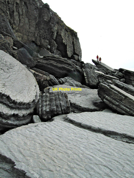Photo 6"x4" People on the rocks Llanfarian c2010