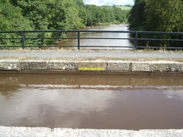 Photo 6"x4" High and Low Water: Mon & Brec canal aquedect with the Usk below Groesffordd\/SO0728 c2010