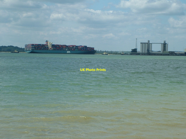 Photo 6"x4" Container ship in Southampton Water Hythe\/SU4207 c2010