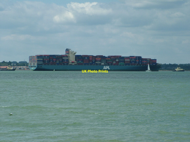 Photo 6"x4" Container ship in Southampton Water Hythe\/SU4207 c2010