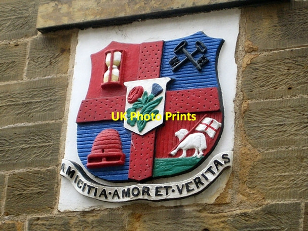 Photo 6"x4" Coat of Arms, King Street Fylingthorpe c2010