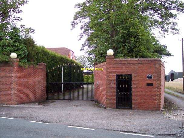 Photo 6"x4" Abbotsfield Farm entrance gate Sutton\/SJ5393 c2010