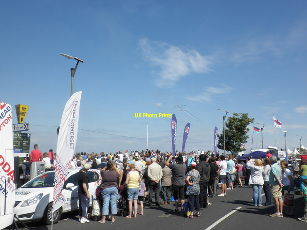 Photo 6"x4" Large crowd gathered to watch air-display on the seafront, Minehead Minehead c2010