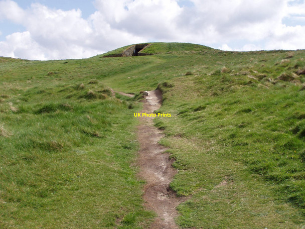 Photo 6"x4" Approaching Barclodiad y Gawres Burial Chamber, Anglesey Bryn Du\/SH3472 c2009