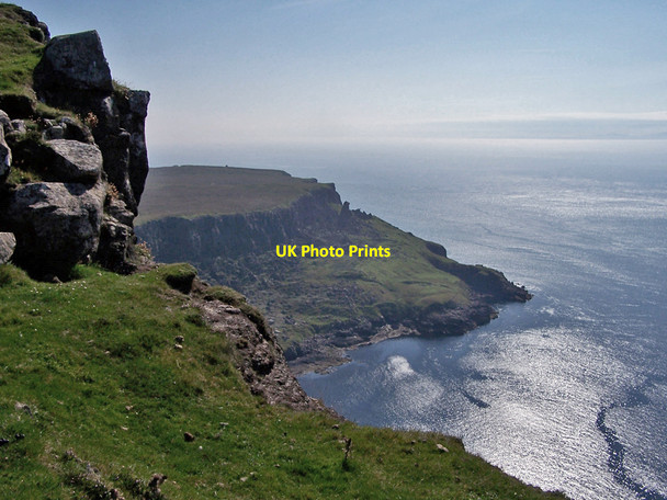 Photo 6"x4" Over the edge of Biod B\u00c3\u00a0n Lower Milovaig c2010