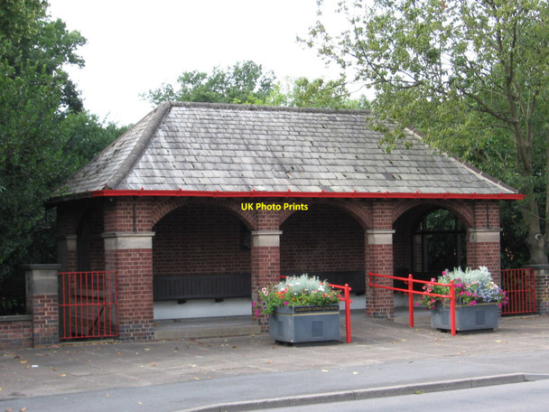 Photo 6"x4" Alfreton - Alma Watchorn Park shelter Alfreton c2010