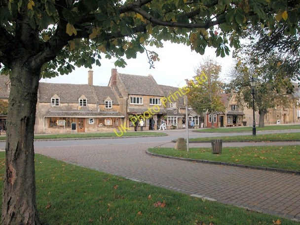 Photo 6"x4" Village scene Broadway\/SP0937 c2005