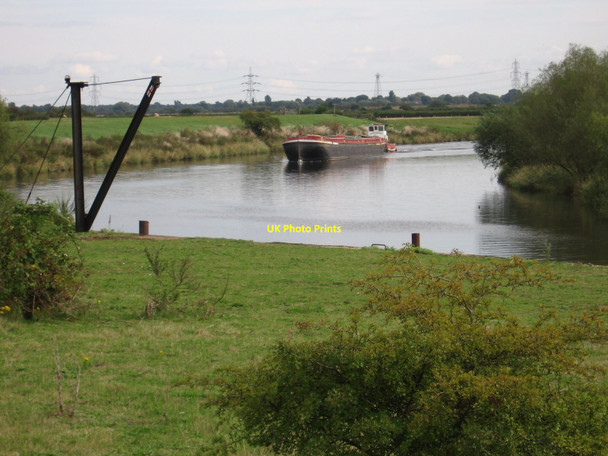 Photo 6"x4" Carlton-on-Trent - barge below Teal's Wharf Carlton-on-Trent c2010