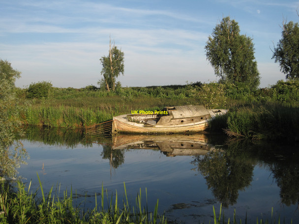 Photo 6"x4" Abandoned boat on River Great Ouse Chittering c2010