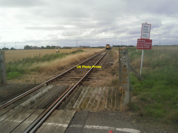 Photo 6"x4" Train approaching Caldecott Crossing Lydd c2010