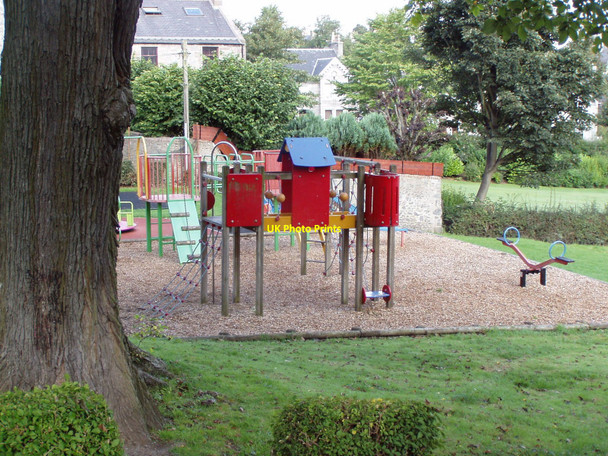Photo 6"x4" Albury play area Aberdeen\/NJ9206 c2010