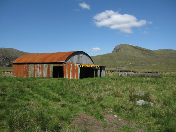 Photo 6"x4" Red barn at Coire-domhain Coire-domhain c2010