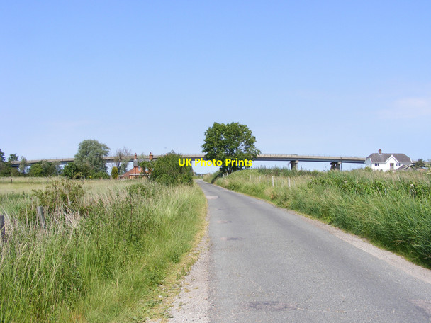 Photo 6"x4" The road from Haddiscoe station St Olaves c2010
