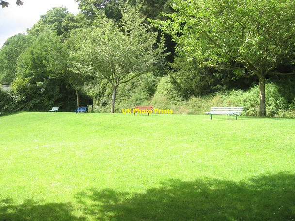 Photo 6"x4" Pontypool Park Benches Pontypool\/Pont-y-pwl c2009