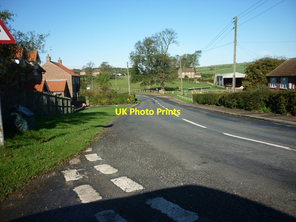 Photo 6"x4" The main road through Duggleby Duggleby c2010