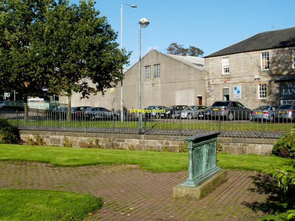 Photo 6"x4" The Alexander Wilson Memorial Paisley c2010