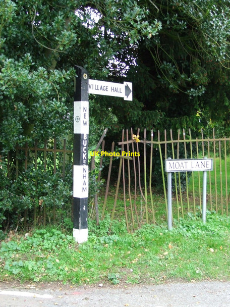 Photo 6"x4" Old Signpost New Buckenham c2010