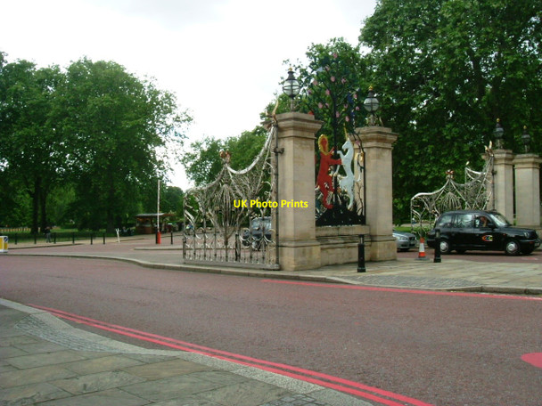 Photo 6"x4" Queen Elizabeth Gate, SW1 Westminster c2008
