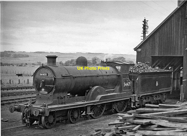 Photo 6"x4" Dingwall Engine Shed, with locomotive Dingwall\/NH5458 c1957