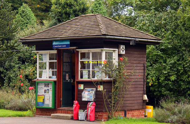 Photo 6"x4" Lock-keepers cabin at Caversham Lock Reading c2010