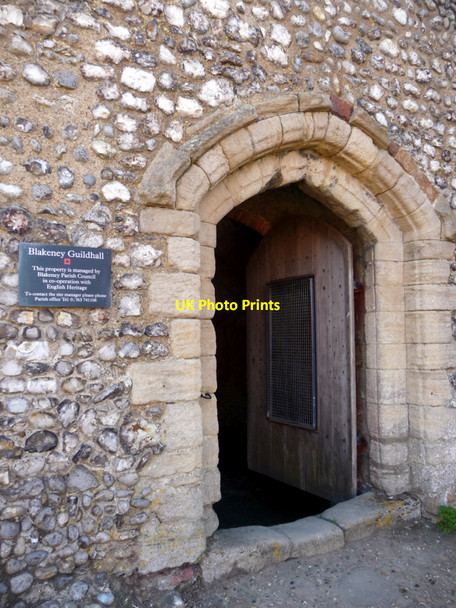 Photo 6"x4" Entrance to Blakeney Guildhall, Norfolk Blakeney\/TG0243 c2009