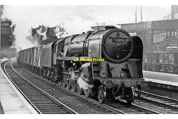 Photo 6"x4" Down ECML 'Blue Spot' fish empties passing Harringay Station Hornsey c1958