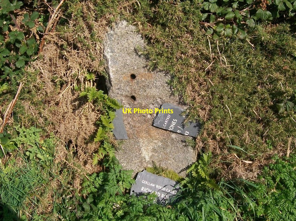 Photo 6"x4" Vandalised memorial plaque for the polyglot Dic Aberdaron Anelog c2010