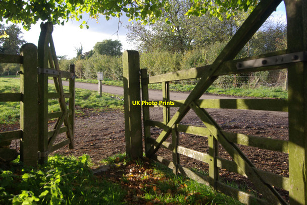 Photo 6"x4" Wolfhampcote churchyard gate Wolfhampcote c2010
