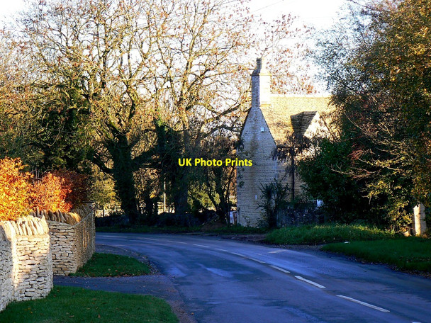 Photo 6"x4" The road to the centre of Ewen Ewen c2010