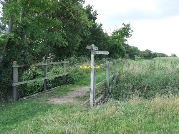 Photo 6"x4" Footbridge And Sign Gipping c2010