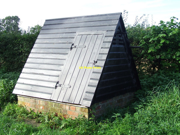 Photo 6"x4" Covered Well Hardwick\/TM2289 c2010