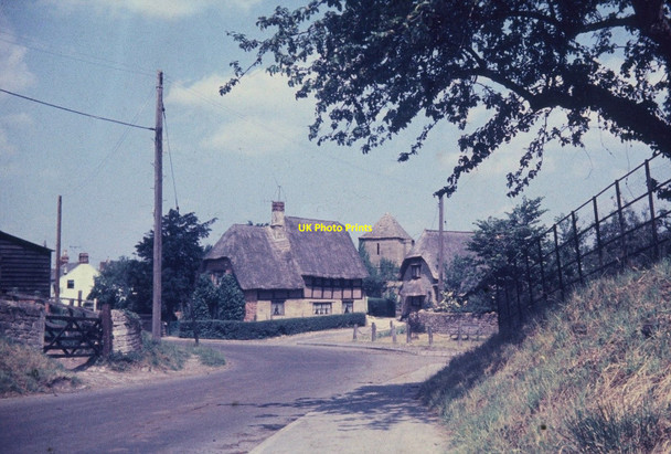 Photo 6"x4" Thatched Cottages Gretton\/SP0030 c1963